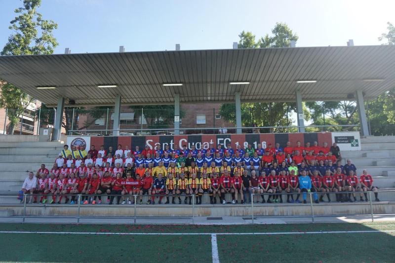 Foto de grup de tots els equips a les grades de l'estadi.