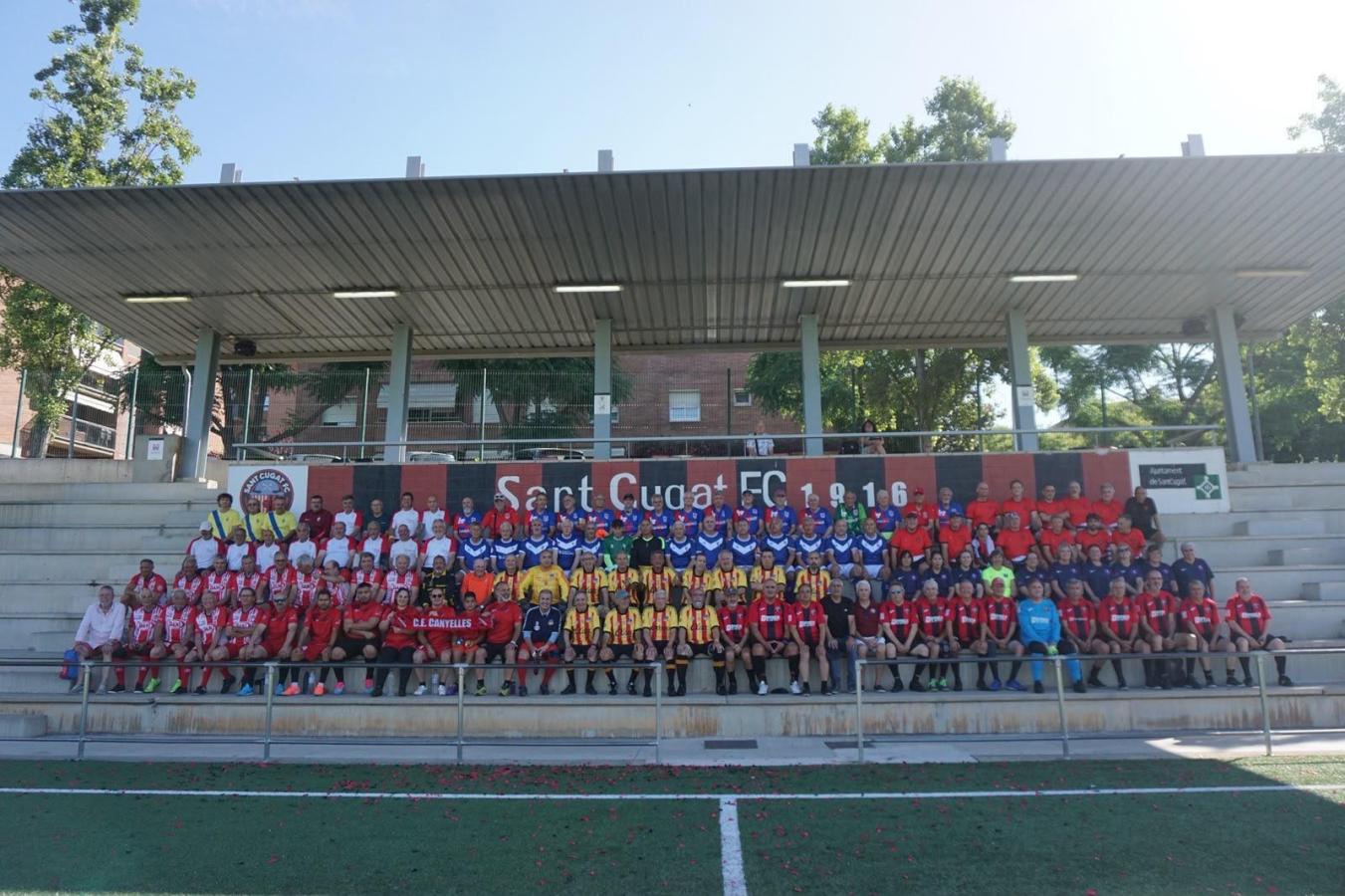 Foto de grup de tots els equips a les grades de l'estadi.